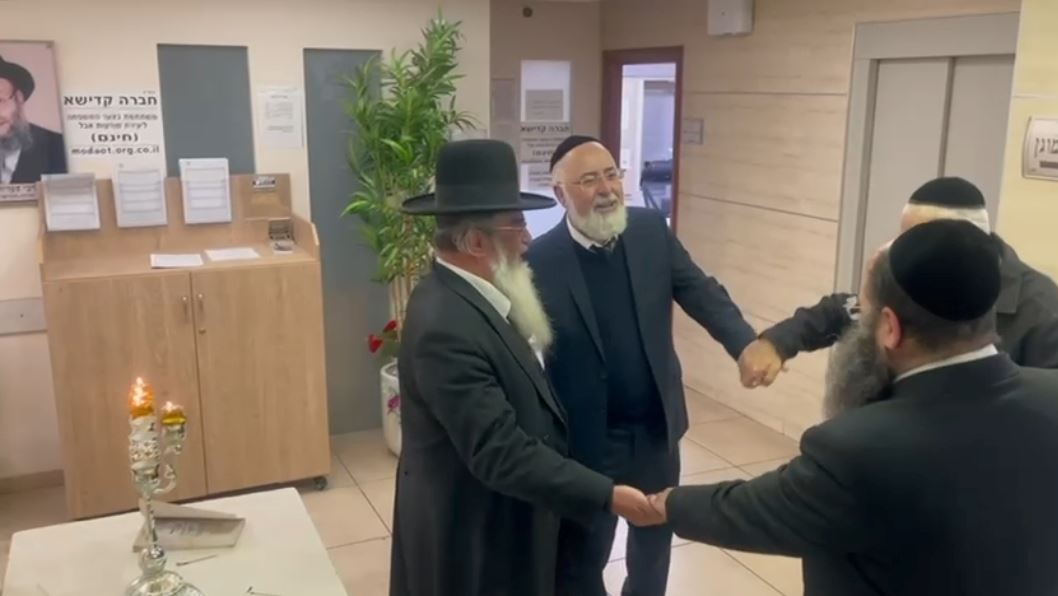 הגרח קלמנוביץ בהדלקת הנר. מ' מיכאלי