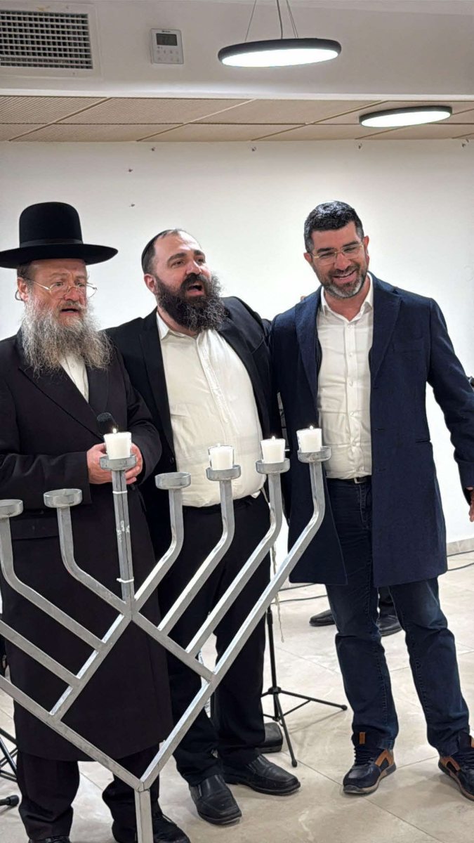 אלי נכט בהדלקת נרות. המצלם