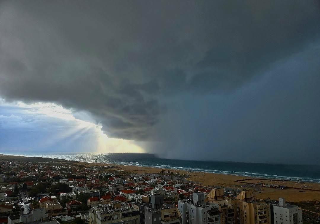 כניסת ענני הגשם בשבת בבוקר לאשדוד (צילום: ירון קליין)