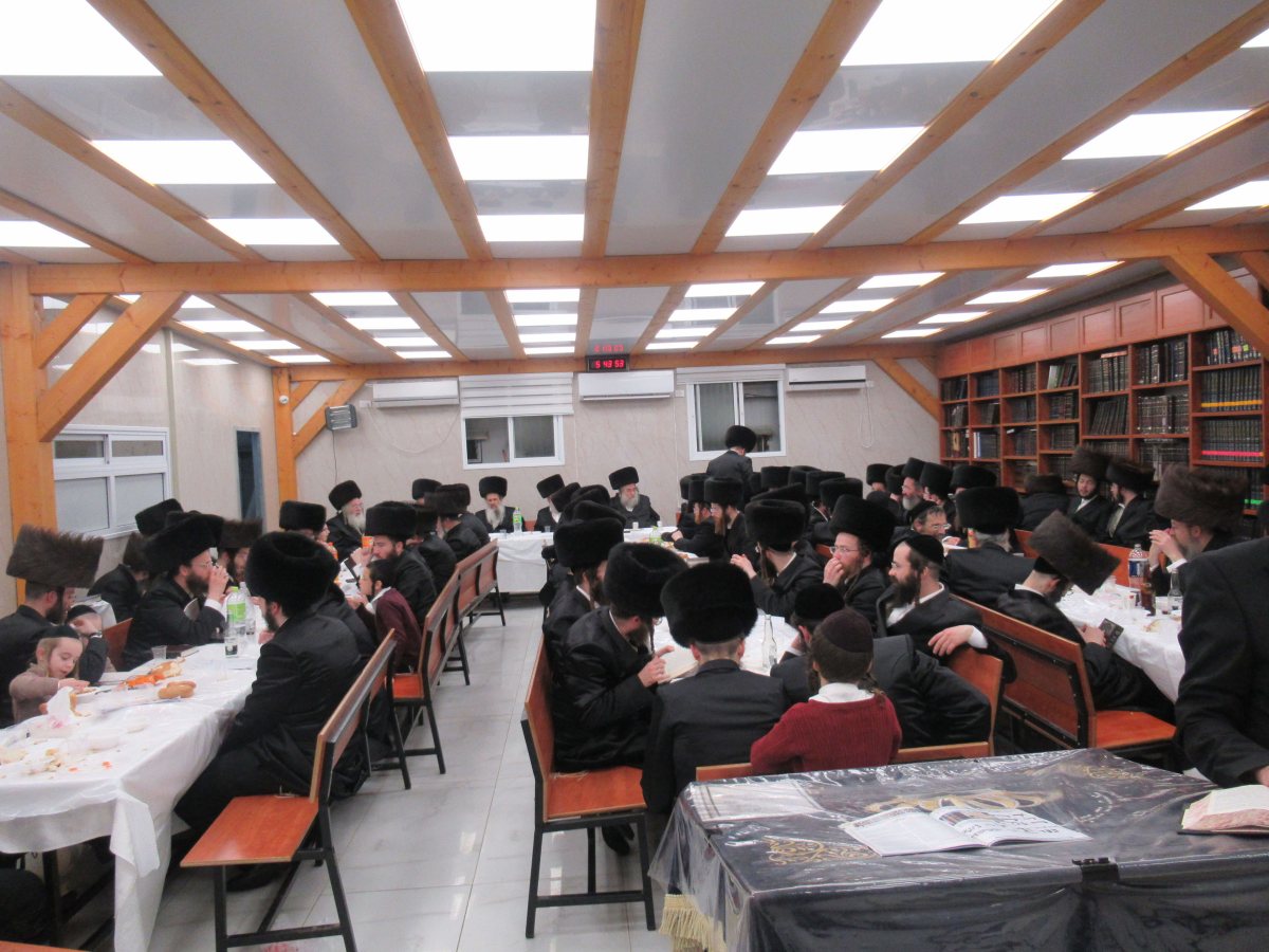 טיש סעודה שלישית בביהמד פני מנחם. המצלם