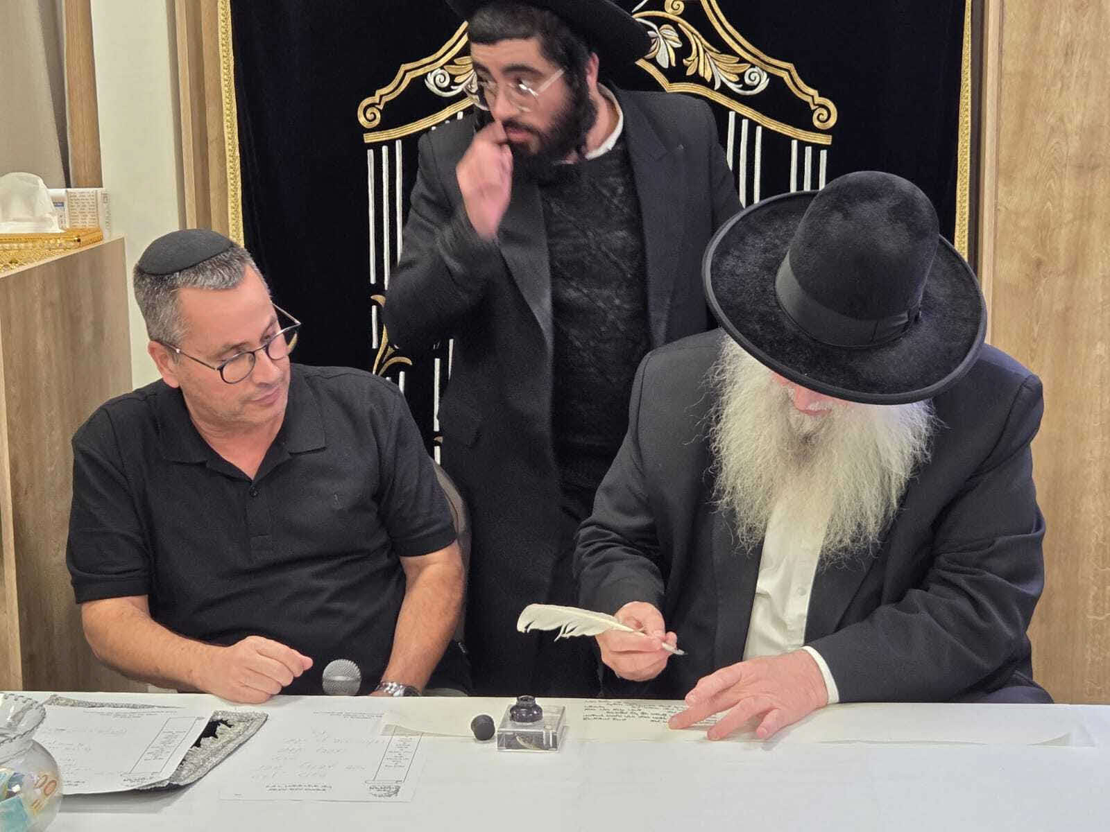 כתיבת ספר תורה בסוכת הרחמים. א' מיכאלי