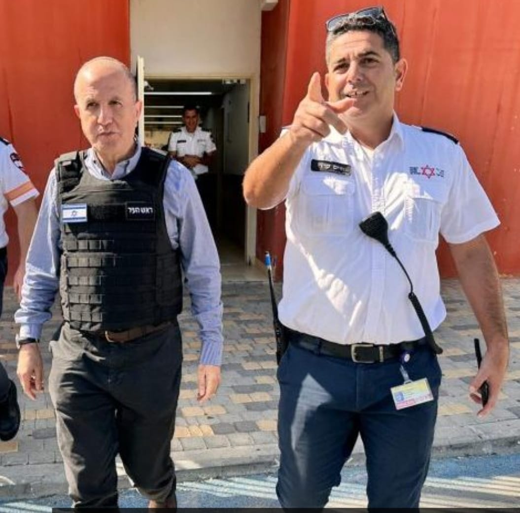 קרדי עם ראש העיר אשדוד ד"ר יחיאל לסרי (תיעוד מבצעי מד"א)