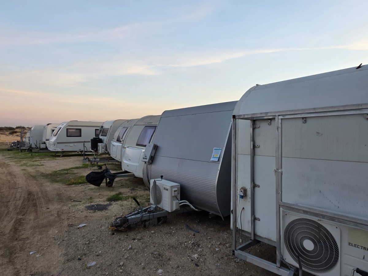 דוחות לקראוונים ברובע ט״ו (צילום: דוד אסייג)