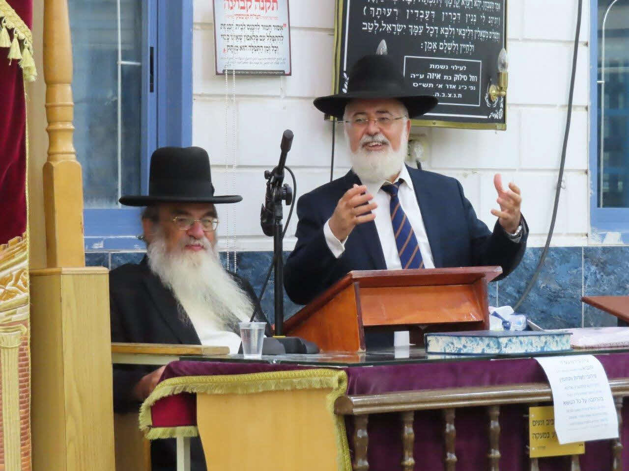 הרב דהן עם הרב קלמנוביץ בשיעור. א' מיכאלי