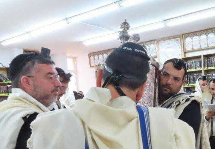הרב אמסילי מכובד בהולכת ספר התורה. א&#39; מיכאלי
