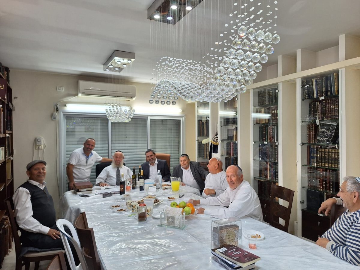 משתתפי השיעור עם המרא דאתרא