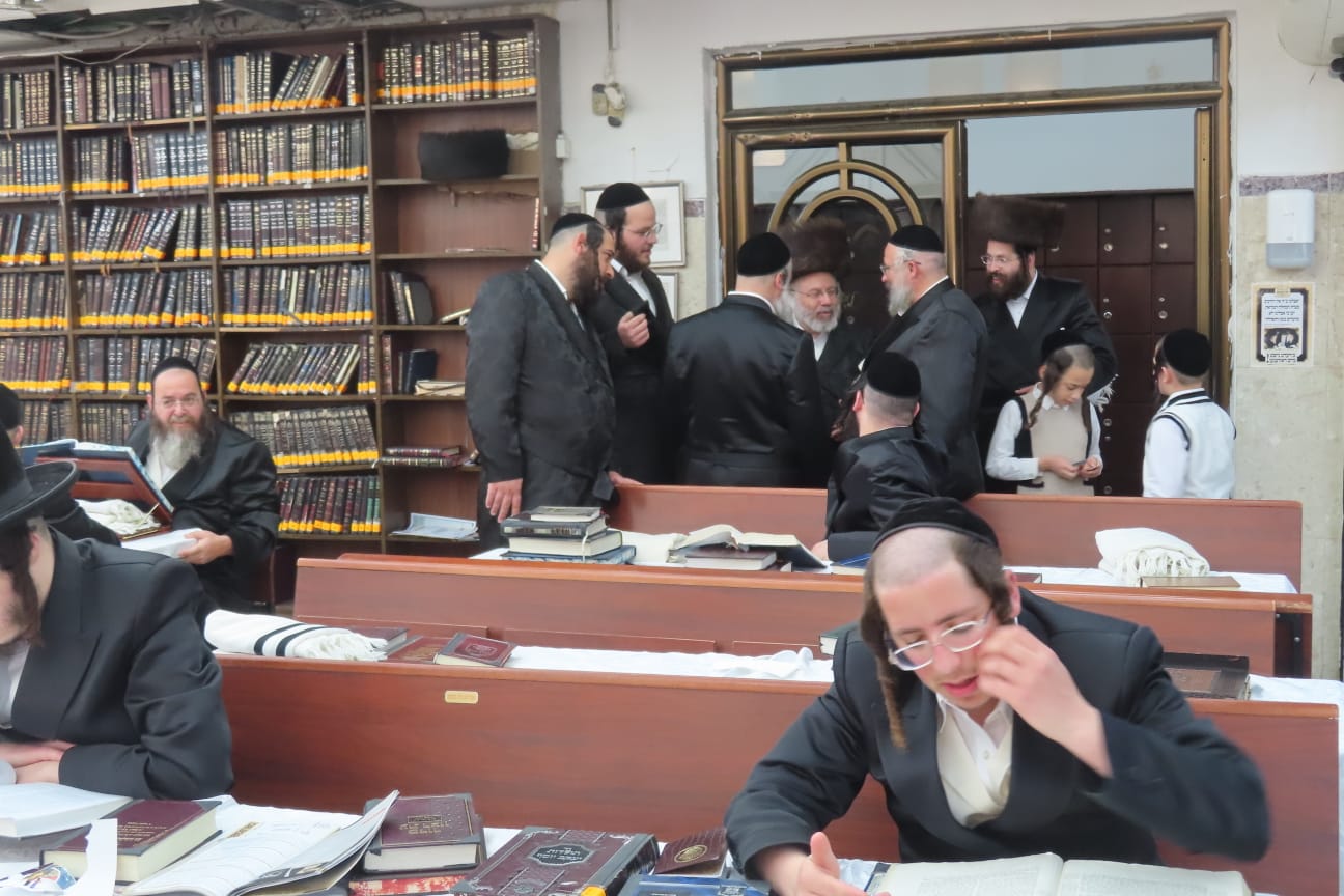 לימוד בישיבת בין הזמנים בהובלת הרב עזרא שור