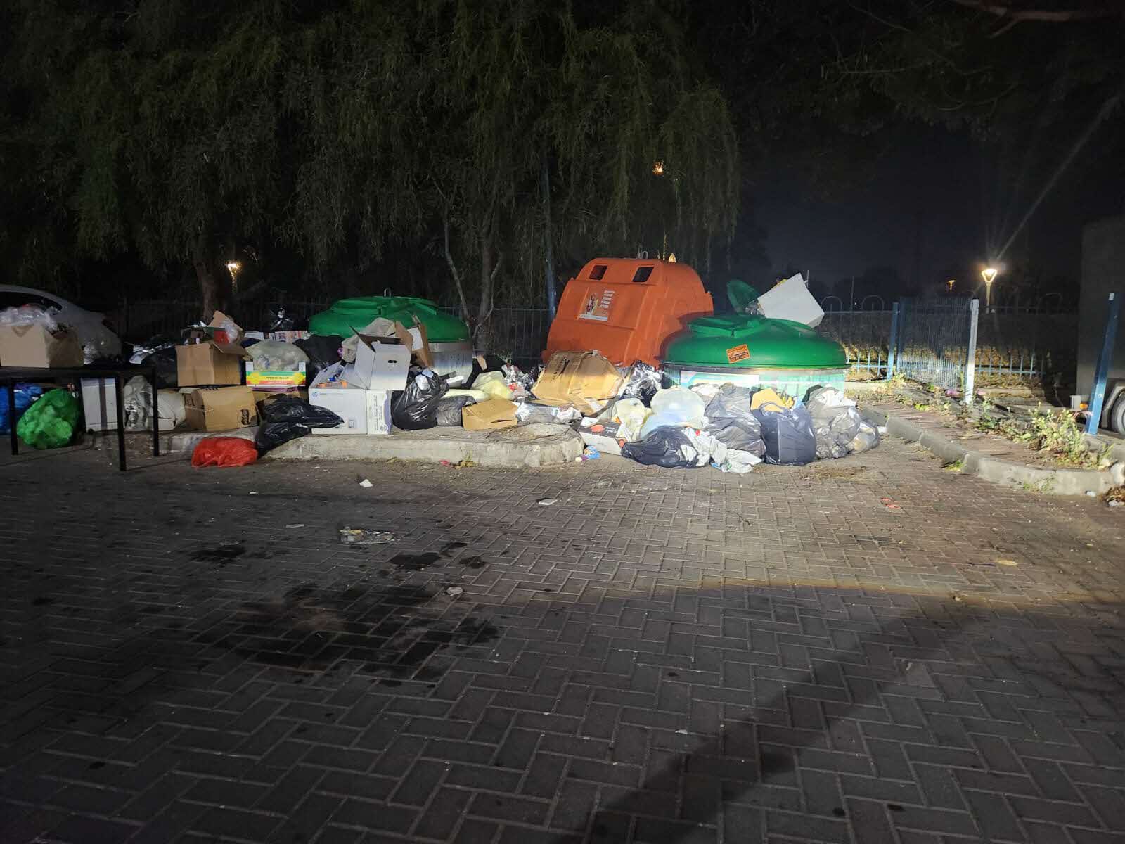 אחד מהפחים העמוסים כפי שתועדו בידי הרב טננהויז