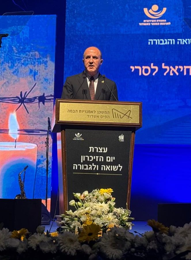 לסרי בנאומו