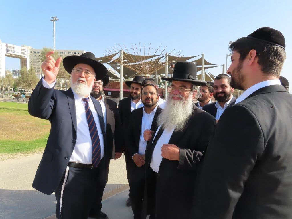 סיור לימוד עירובין. נראים הרבנים קלמנוביץ ודהן. א' מיכאלי