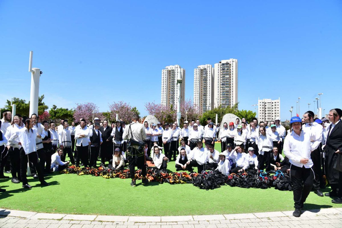 בחורי הישיבות החסידיות בטיול בין הזמנים. יוסי לוי