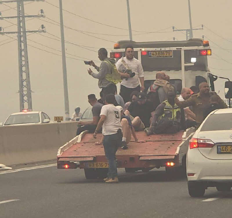 נמלטים מכביש 1. תמונה לפי תקנה 7א לחז&quot;י