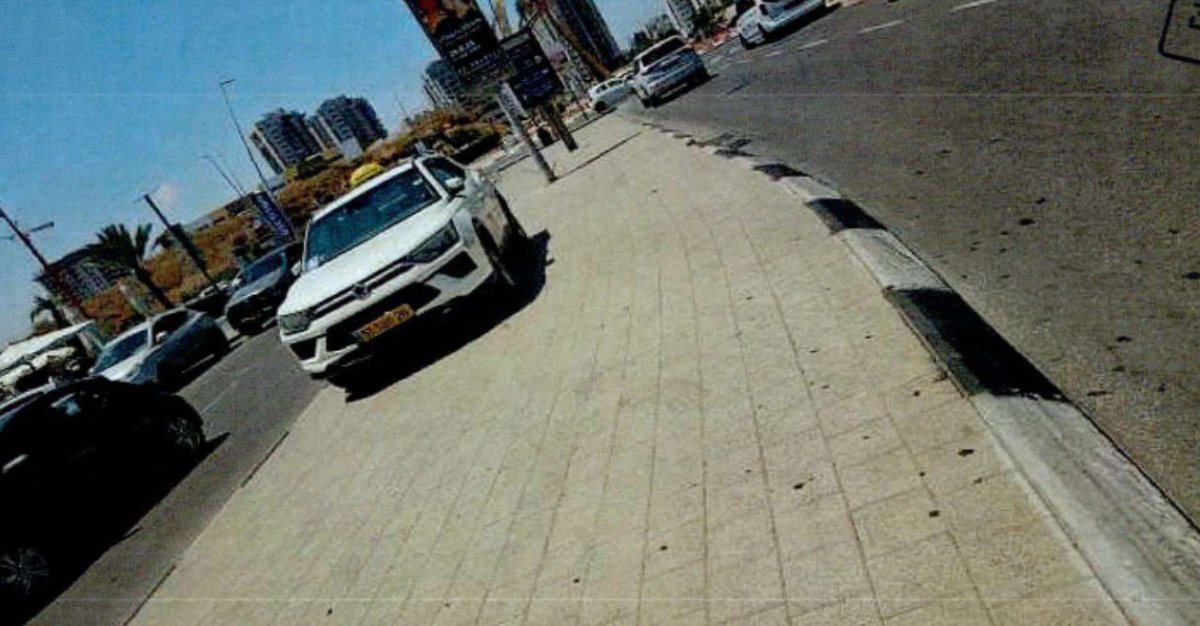 הרכב חונה על המדרכה (מתוך הדוח שהוצג בבית המשפט)