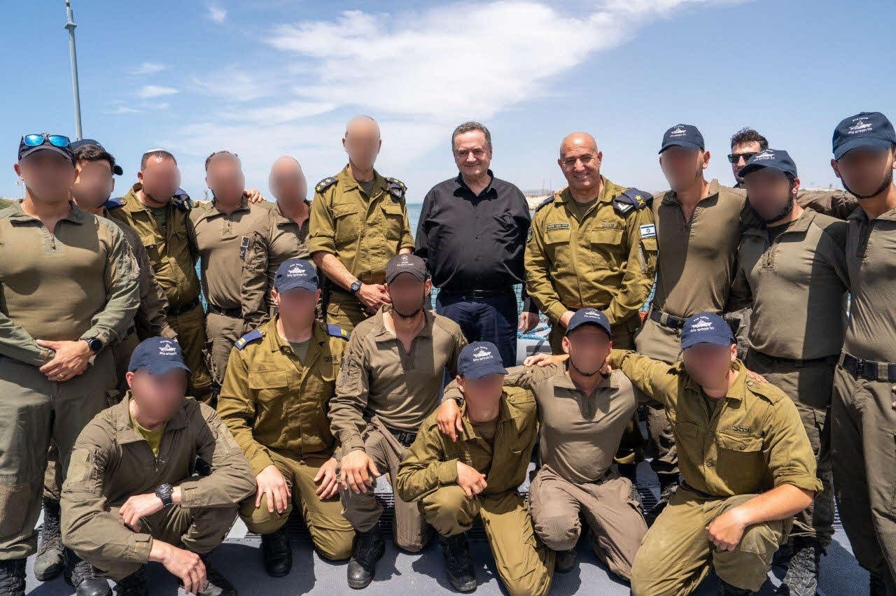 שר הביטחון בבסיס חיל הים. אריאל חרמוני