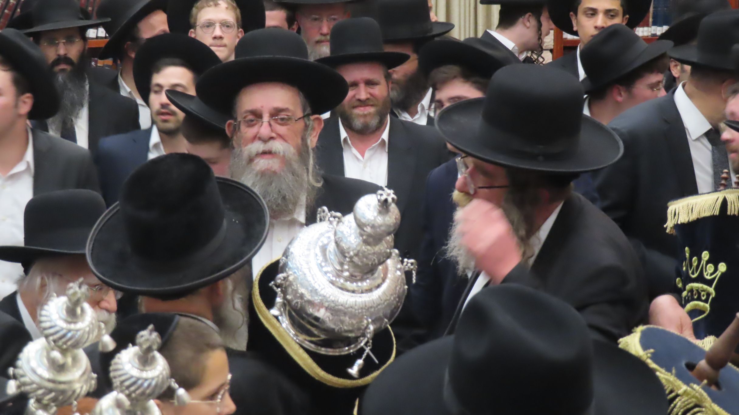 הגרי"ב שרייבר בהכנסת ספר התורה ע"ש אביו זצ"ל. נפש החיים