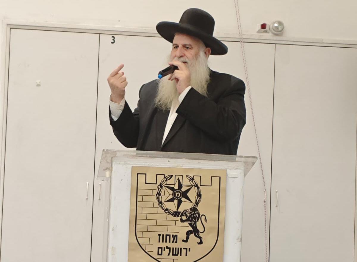 הרב אבוחצירא במשאו בפני שוטרי ירושלים. א' מיכאלי