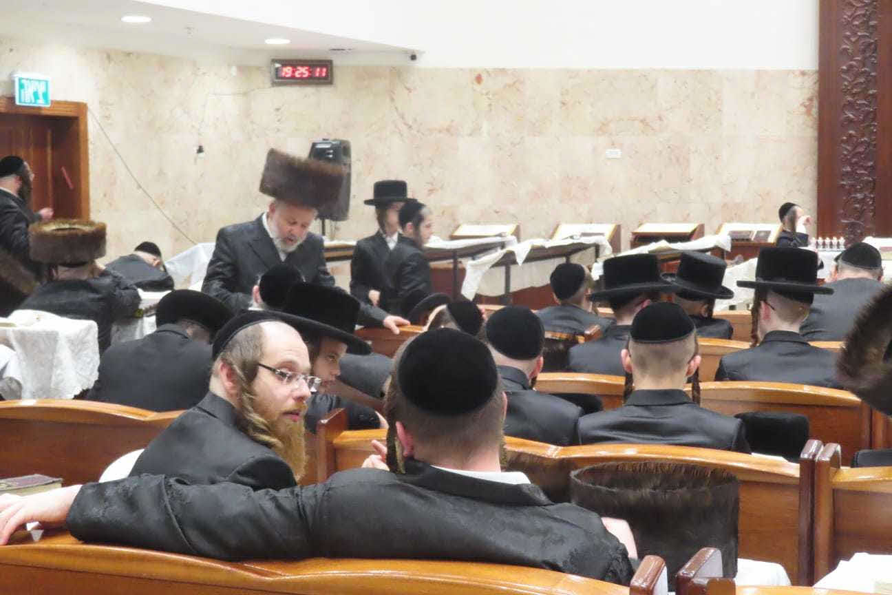 הרב שור מסייר בבתי הכנסת במסגרת ישיבת בין הזמנים. המצלם