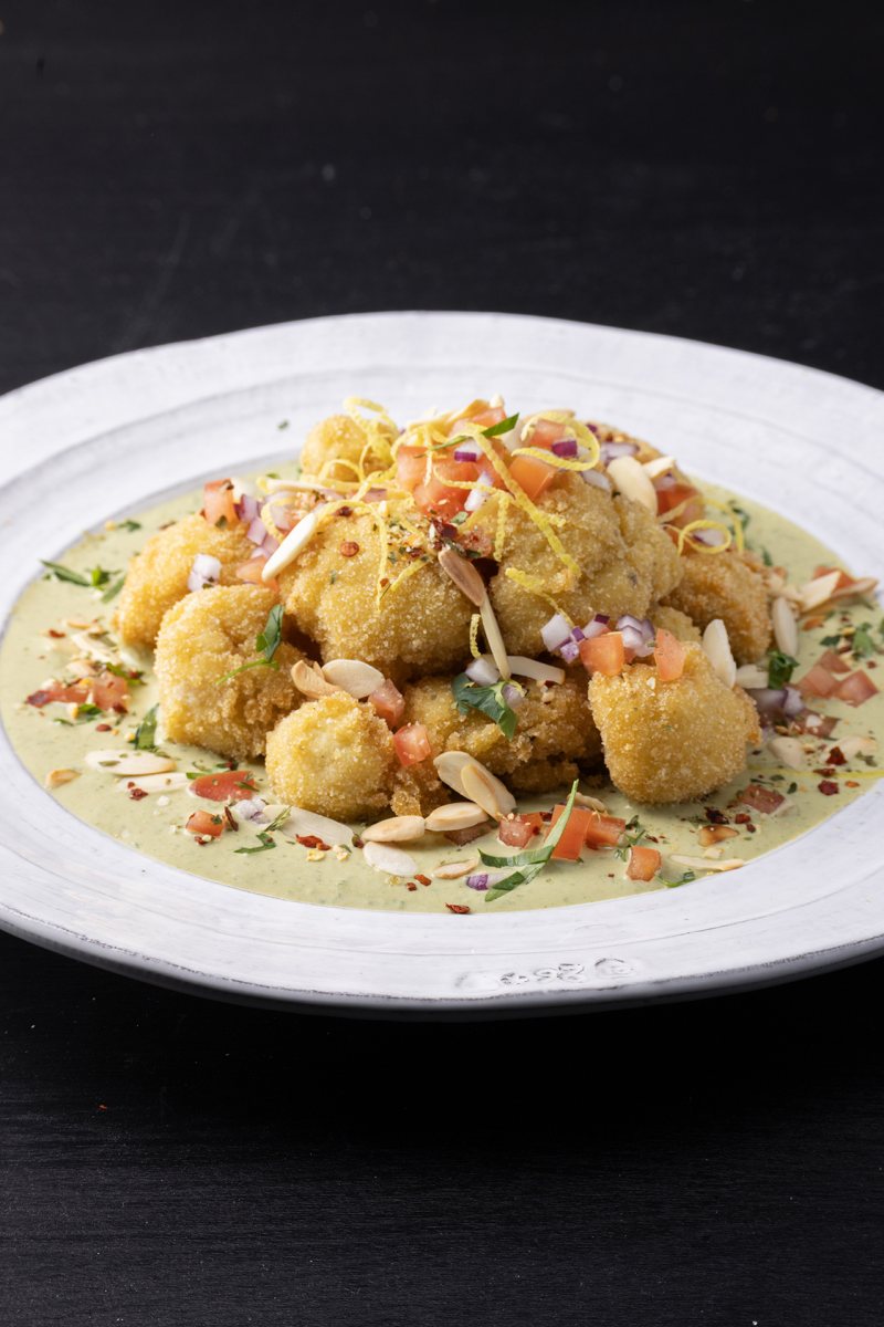 בתמונה: כרובית מטוגנת על מצע טחינה ירוקה של חברת "אחוה" (צילום: הדס ניצן).