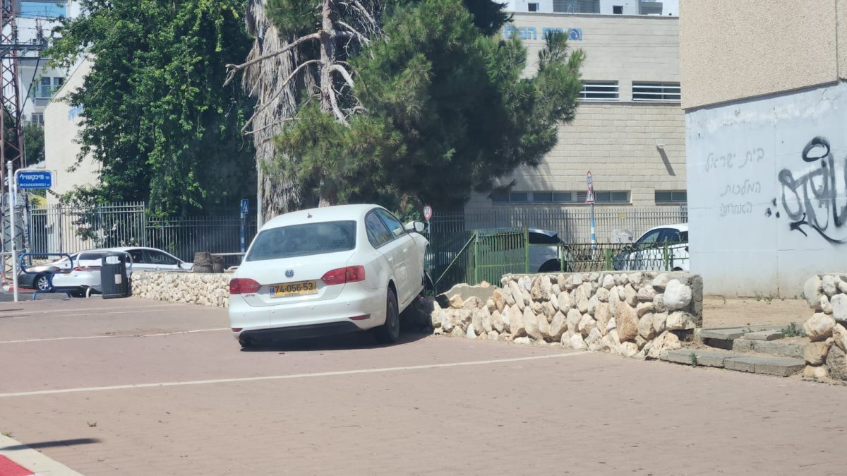 מכונית על הגדר. באדיבות המצלם