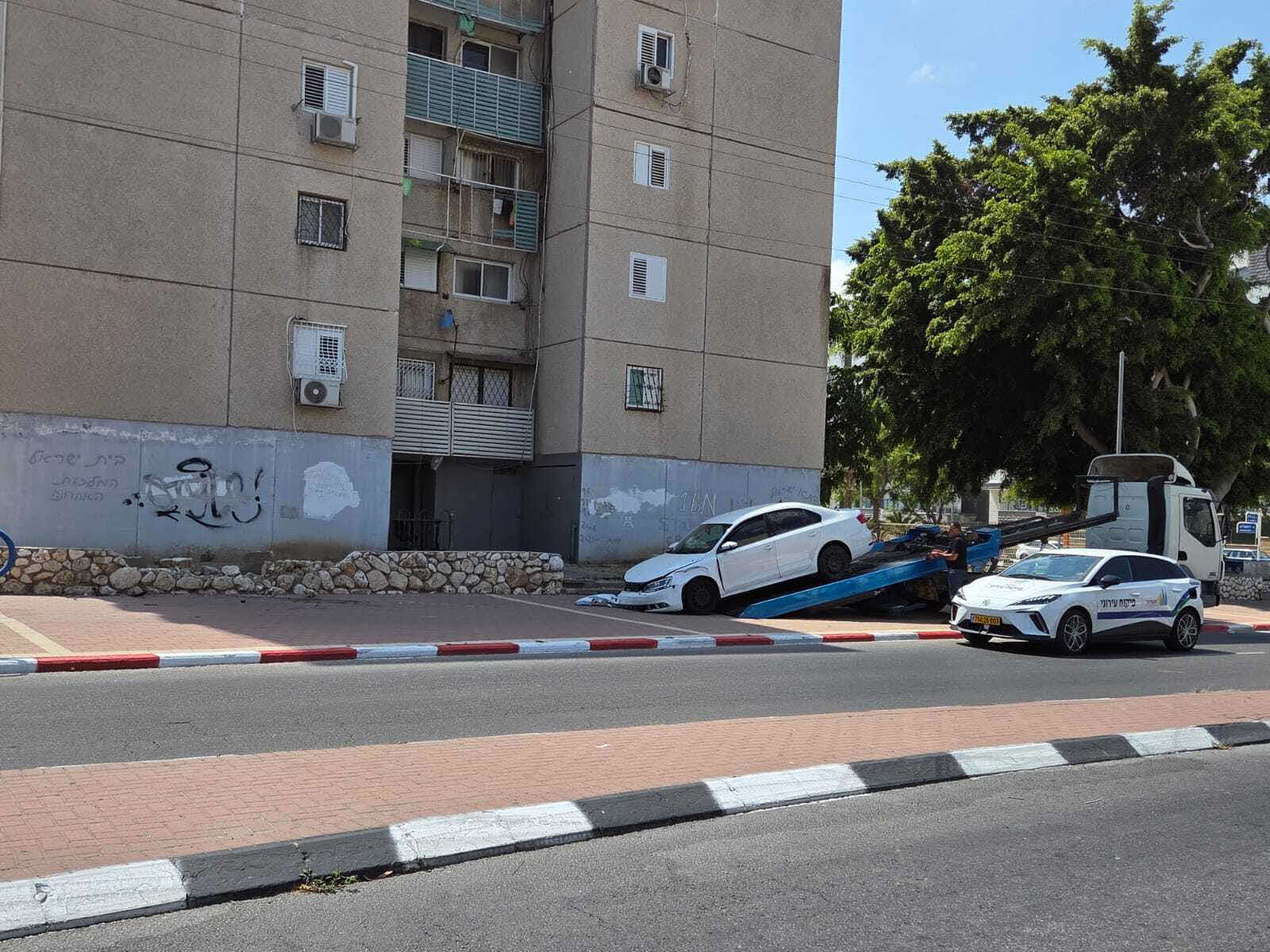 הרכב על הגדר ברח' מילמן. המצלם