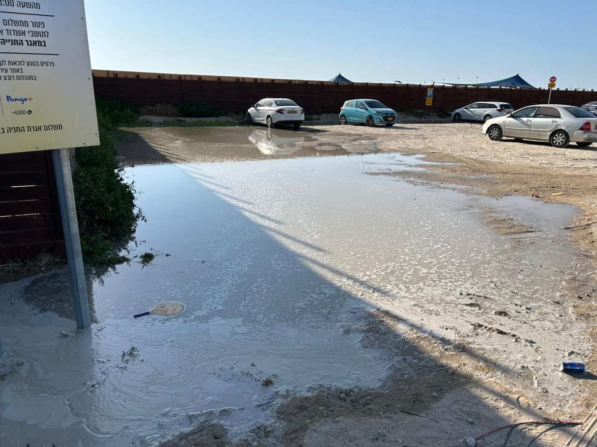 המים הציפו את החניה בחוף הנפרד