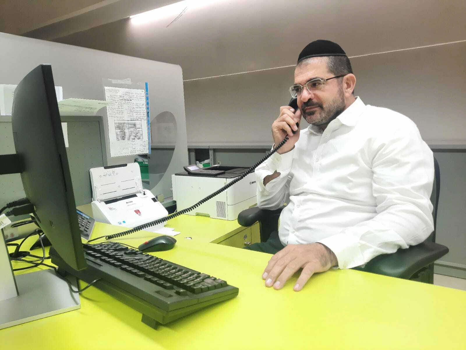 מנהל קשרי הקהילה הרב איתן קראדי. לאומית