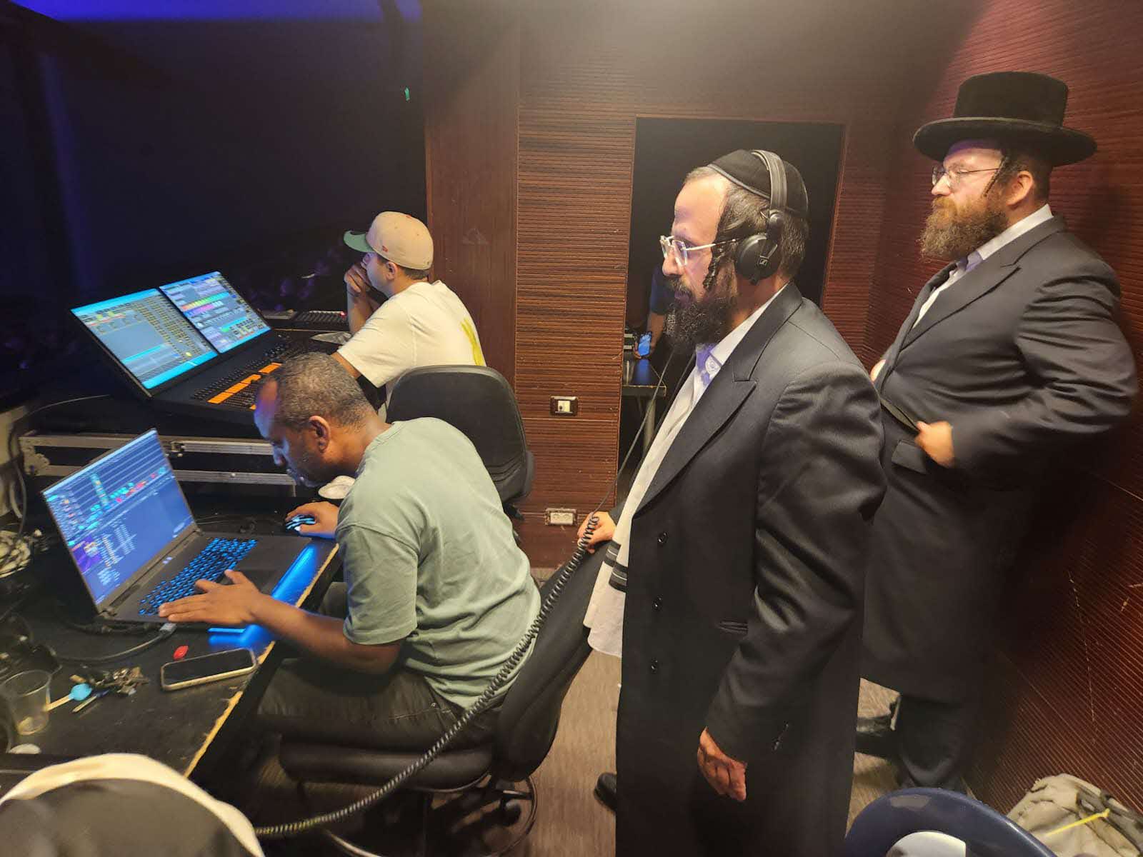 נציג אשדוד התורנית הרב טננהויז בחדר הבקרה