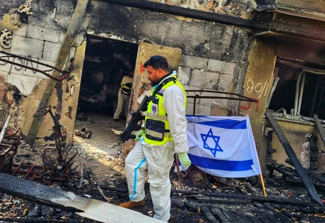 יוסי צמח בבארי בתאריך 10.7.2023 עוסק בעבודת הקודש בהבאת קורנות הטבח למנוחת עולמים