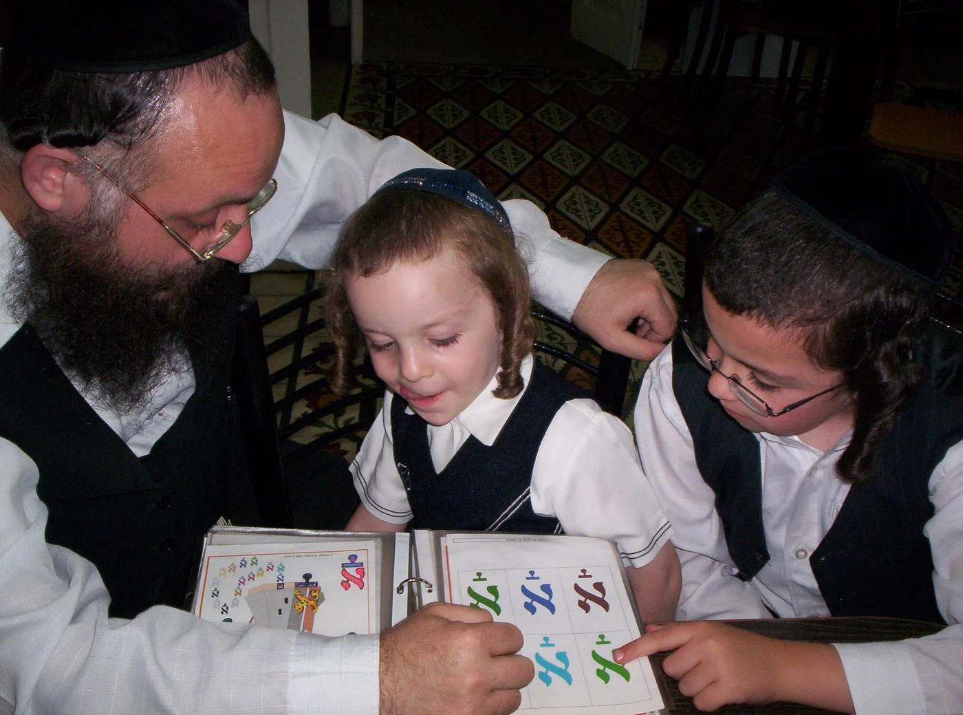 ר אריה עם ילדיו. באדיבות המשפחה