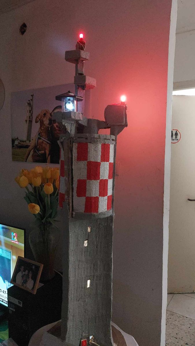 דגם המגדלור שבנה בביתו