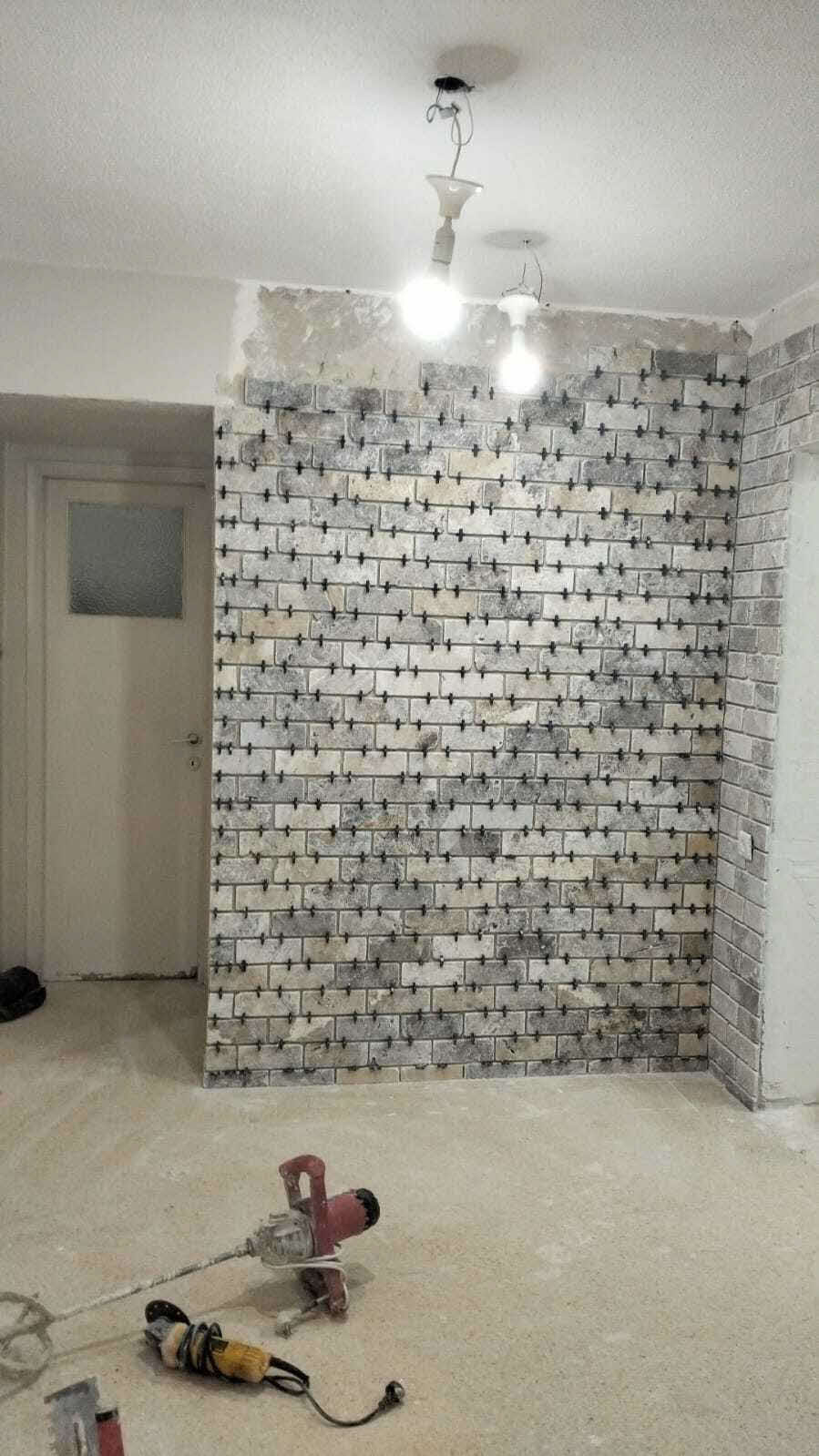 אהבה למקצוע. בניתי בבית קיר לתמונות שידוכים. כאן באמצע העבודה