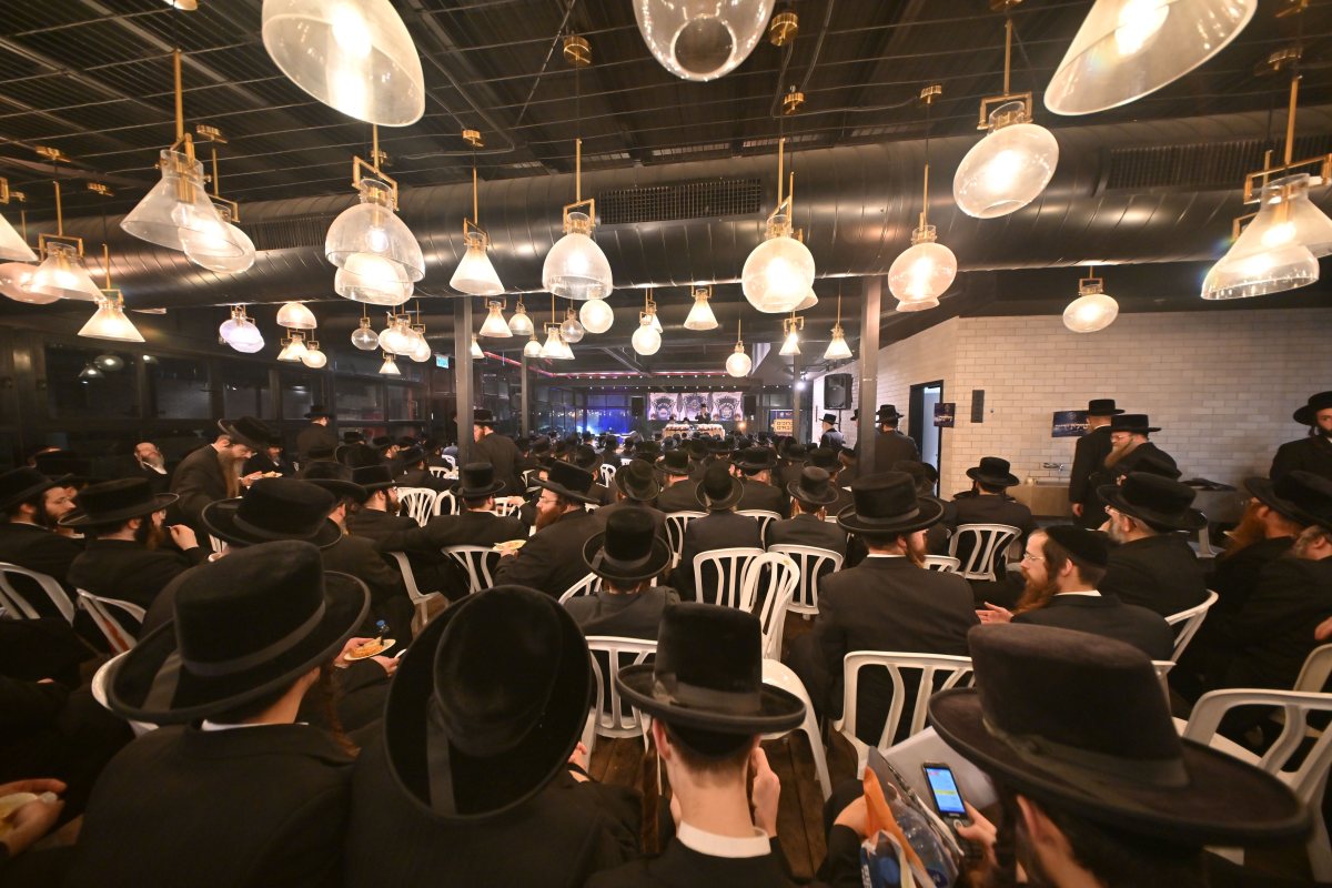 האברכים במערת המכפלה. מעגלים