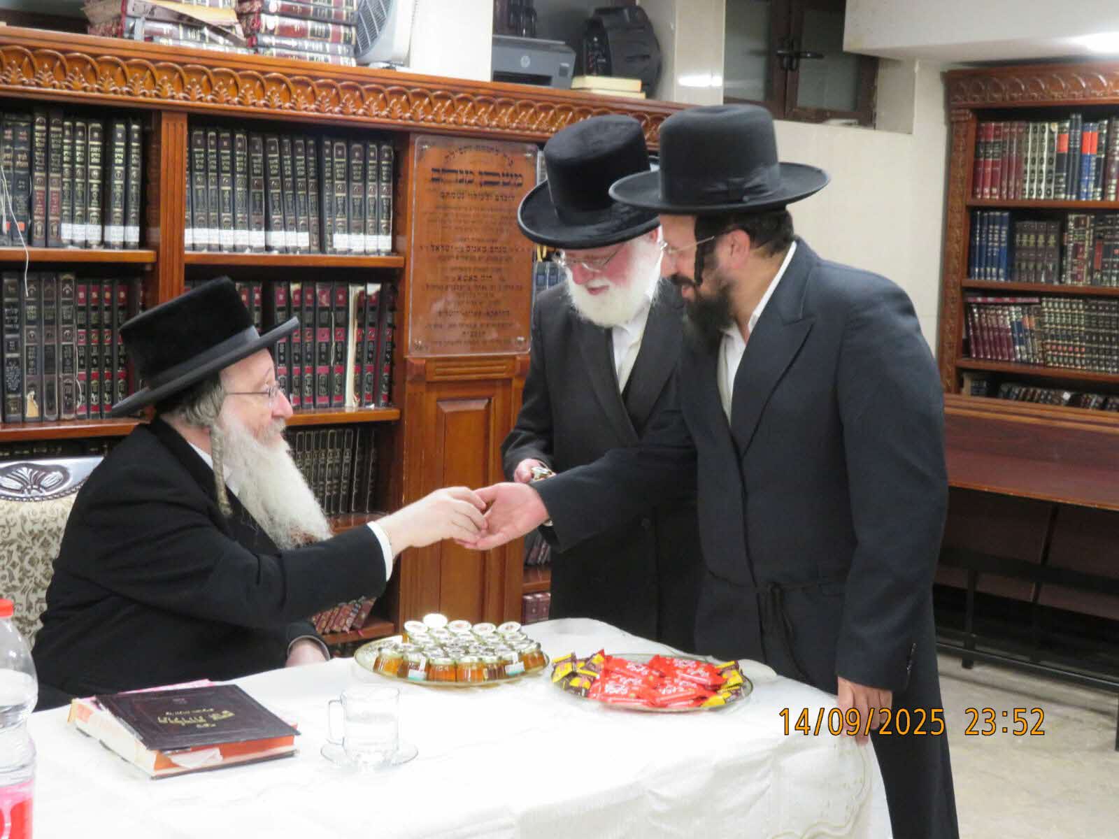 ברכת השנים. נציגי &#39;אשדוד התורנית&#39; מתברכים