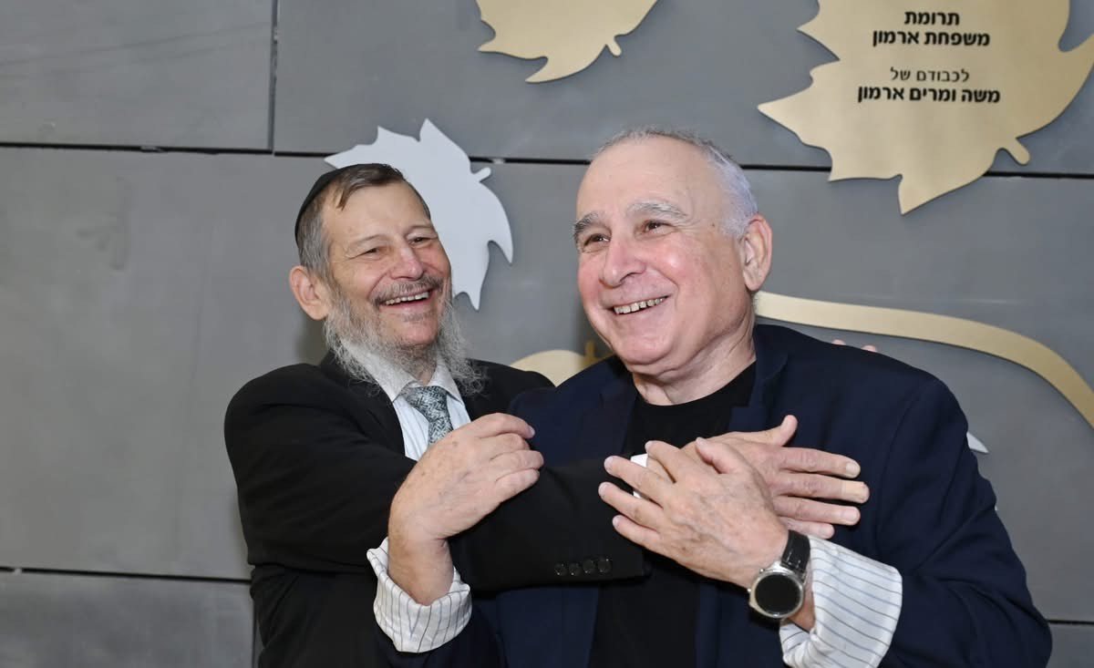 מימין: אדריכל אלי ארמון, הרב אורי לופוליאנסקי (צילום: דודי מבט)
