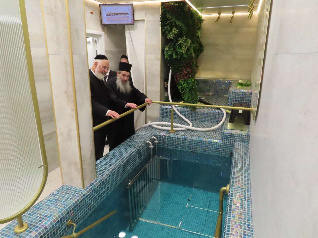 הרב בן שמעון עם יו"ר המועה"ד במקווה. מ' מיכאלי