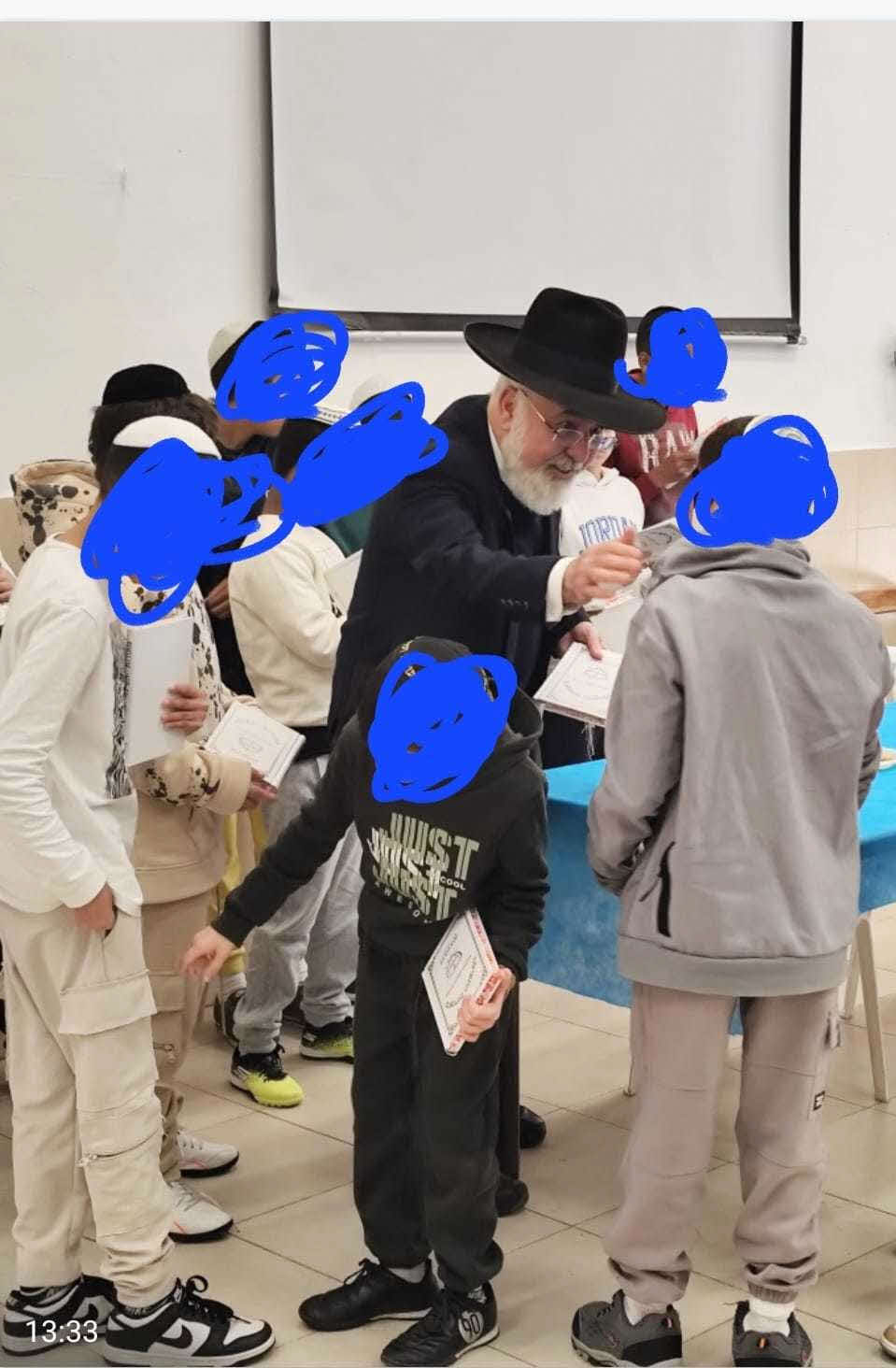 הרב דהן בחלוקת הסידורים. מעלות