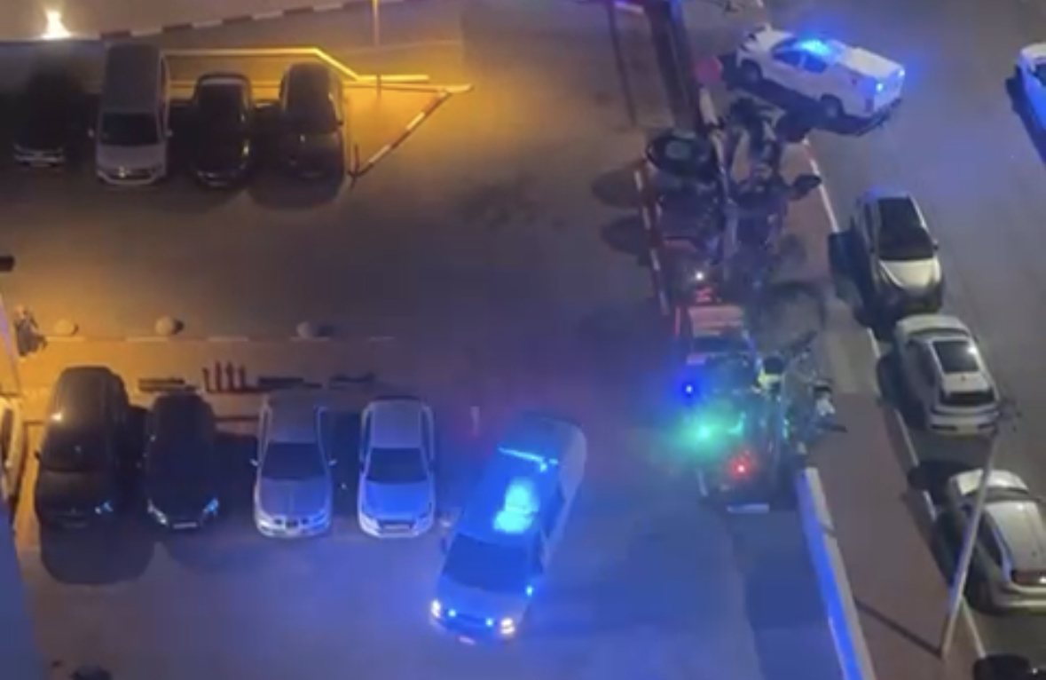 חבלני משטרה בודקים בזירה את החפץ החשוד