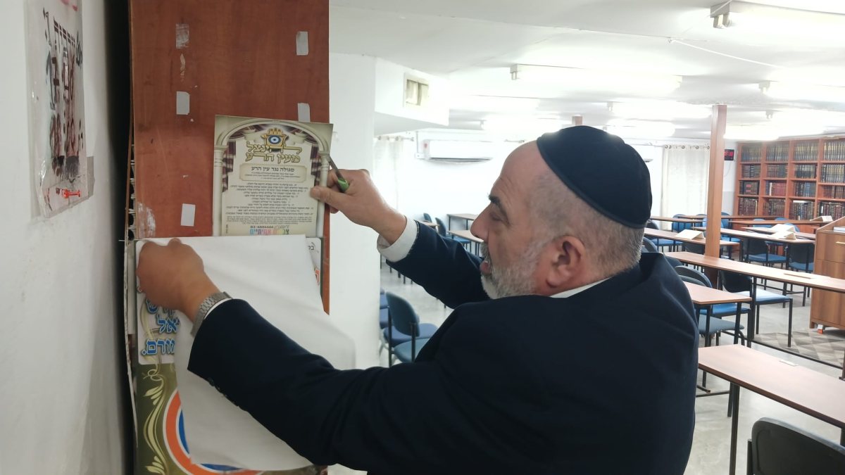 גבאי ביהכנ מסיר את התפילה. מ' מיכאלי