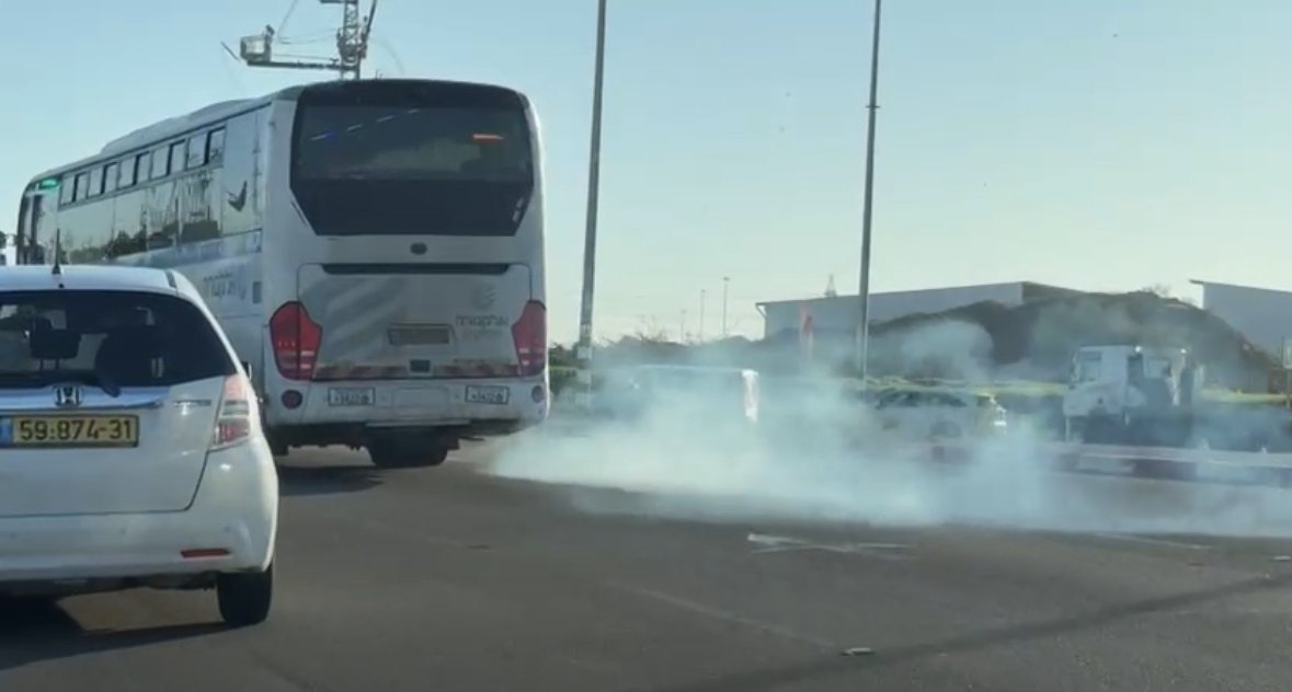 אטובוס אפיקים פולט עשן (צילום: אשדוד נט)