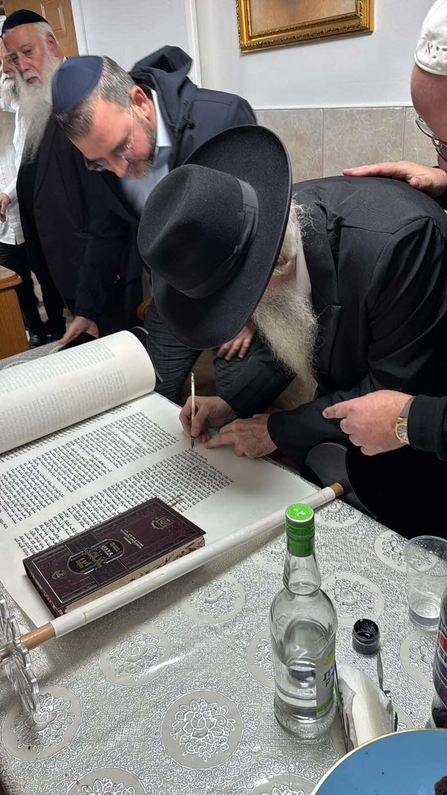 הצדיק רבי דוד אבוחצירא בכתיבת האותיות. המשפחה