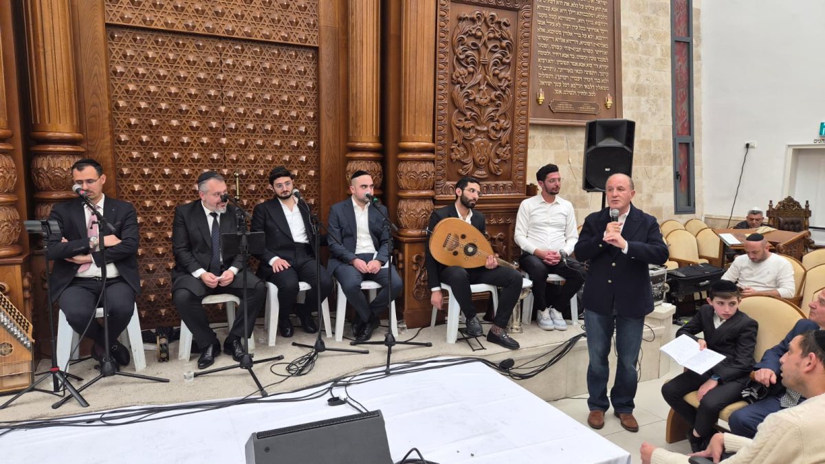 שירת הבקשות, תפארת רפאל. המצלם