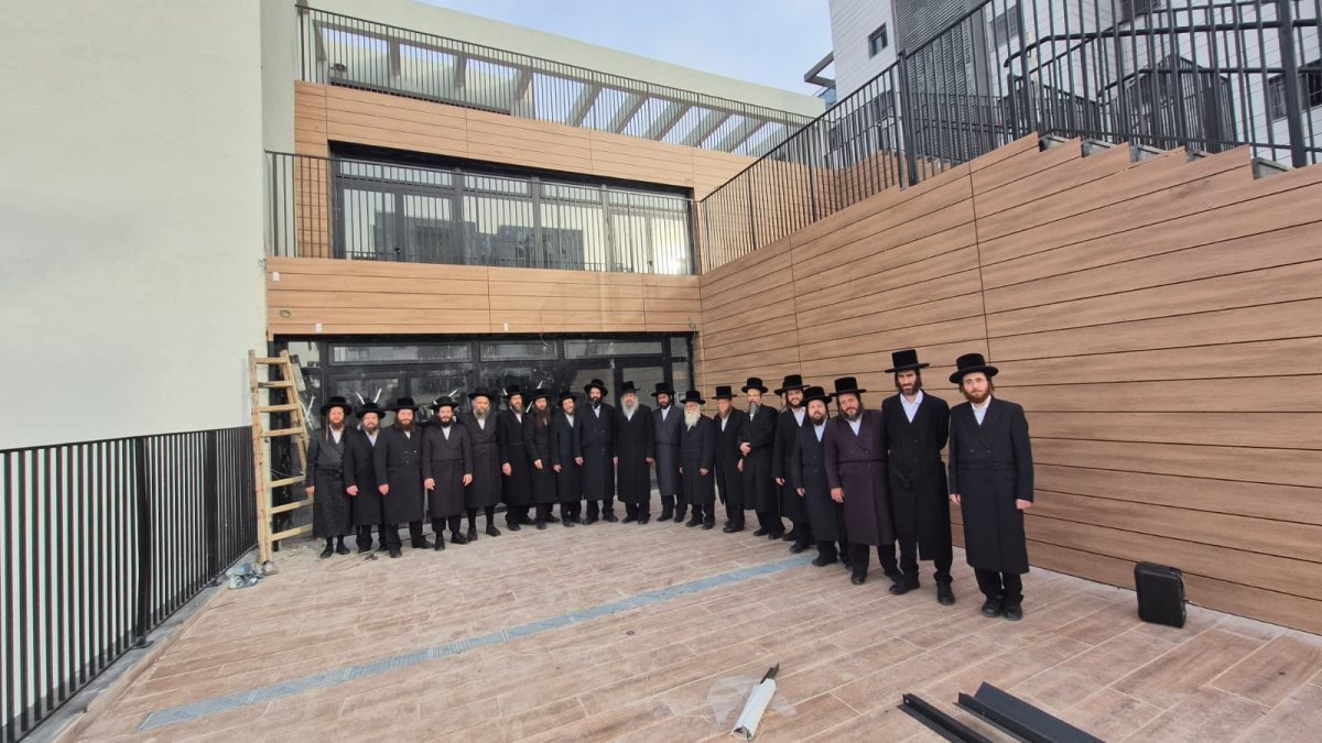 מחנכי הת"ת על רקע הבניין החדש. אלונים