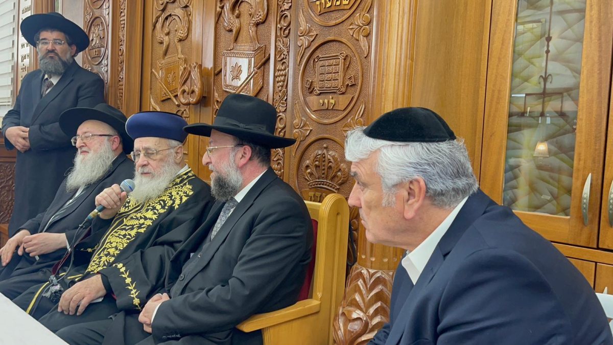 אמסלם לצד הגר"י יוסף. המרכז למורש