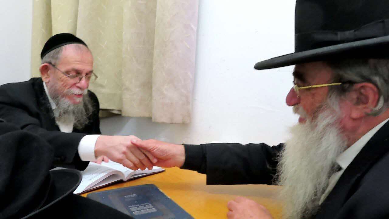 רב השכונות הרב קלמנוביץ אצל הגרי"ב שרייבר. מ' מיכאלי