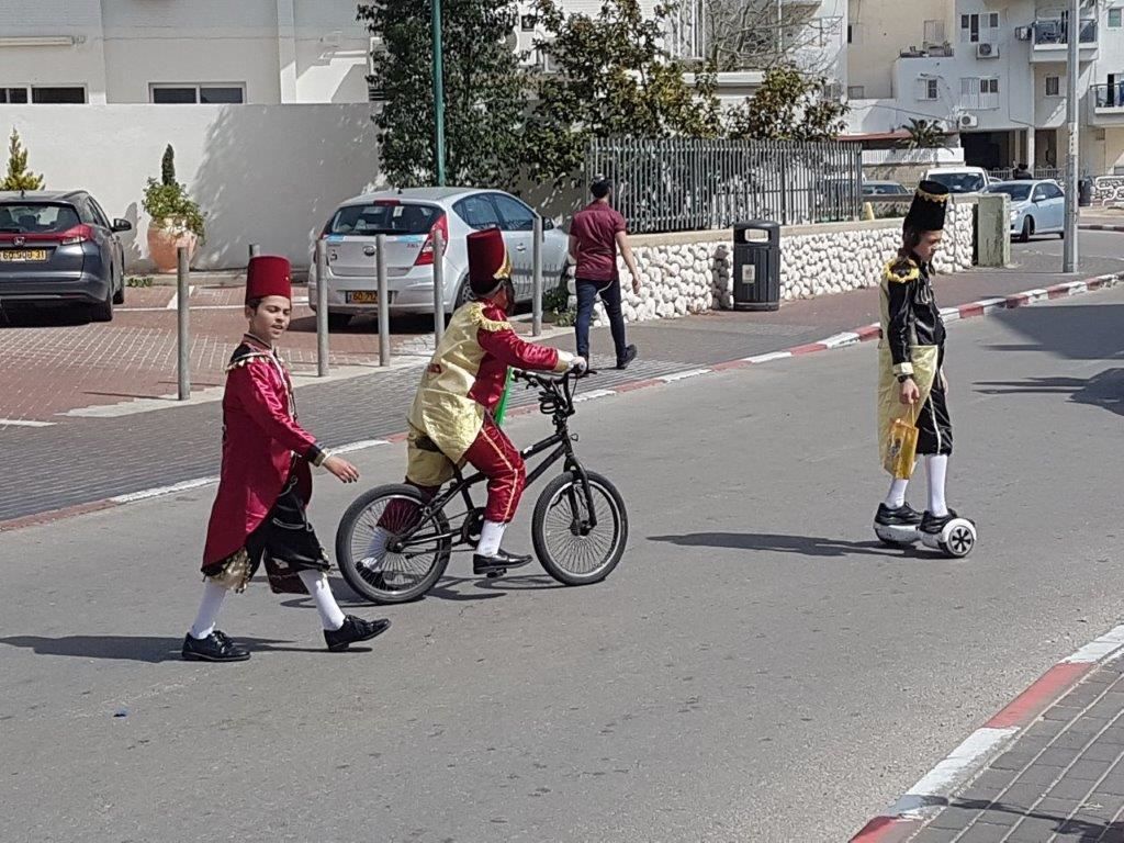 פורים באשדוד. מ' מיכאלי