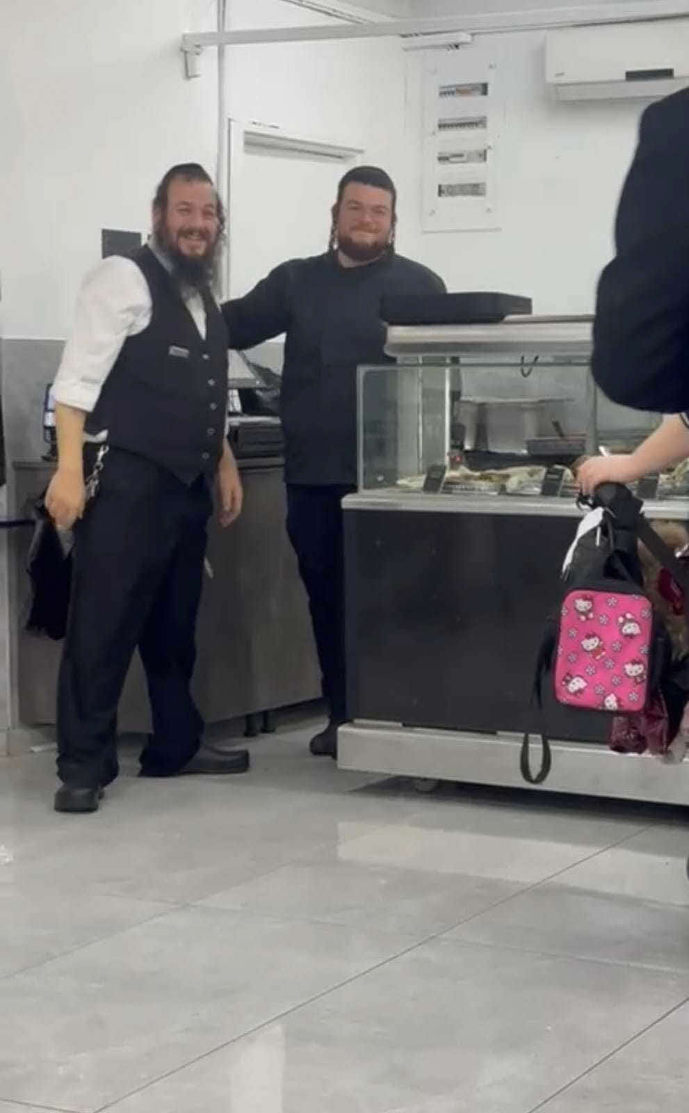 יענקי שטיין חונך את החנות החדשה. מתוך הסירטון