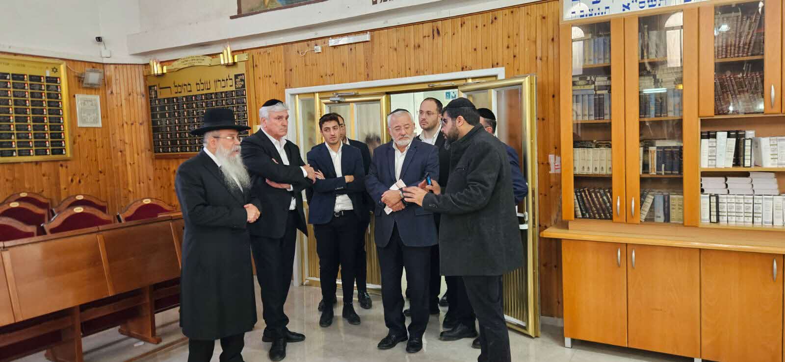 אמסלם בסיור בכנסת ישראל. המצלם