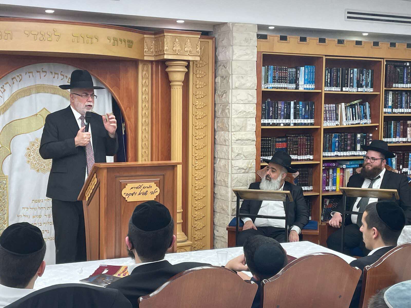 הרב בניזרי עם הרב גוזל. ילדי שגיא ויעקב