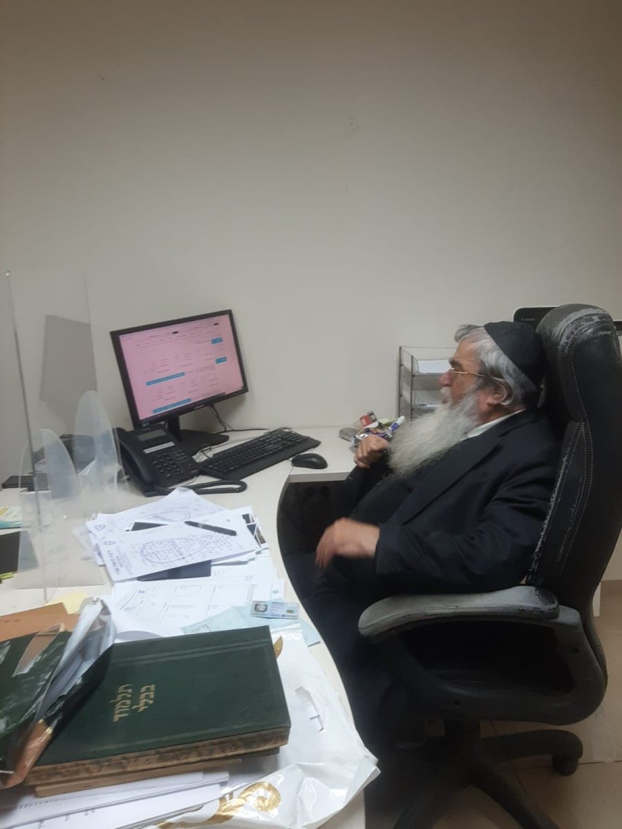 מ"מ רב העיר הרב קלמנוביץ ברישום נישואין. מ' מיכאלי