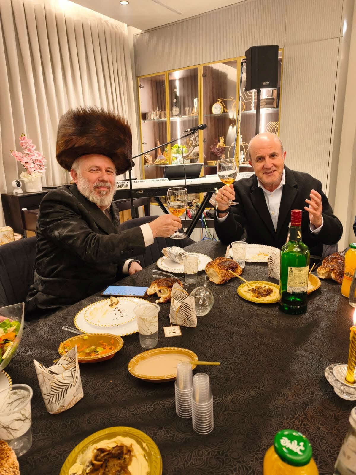 לסרי בביתו של שור. המצלם